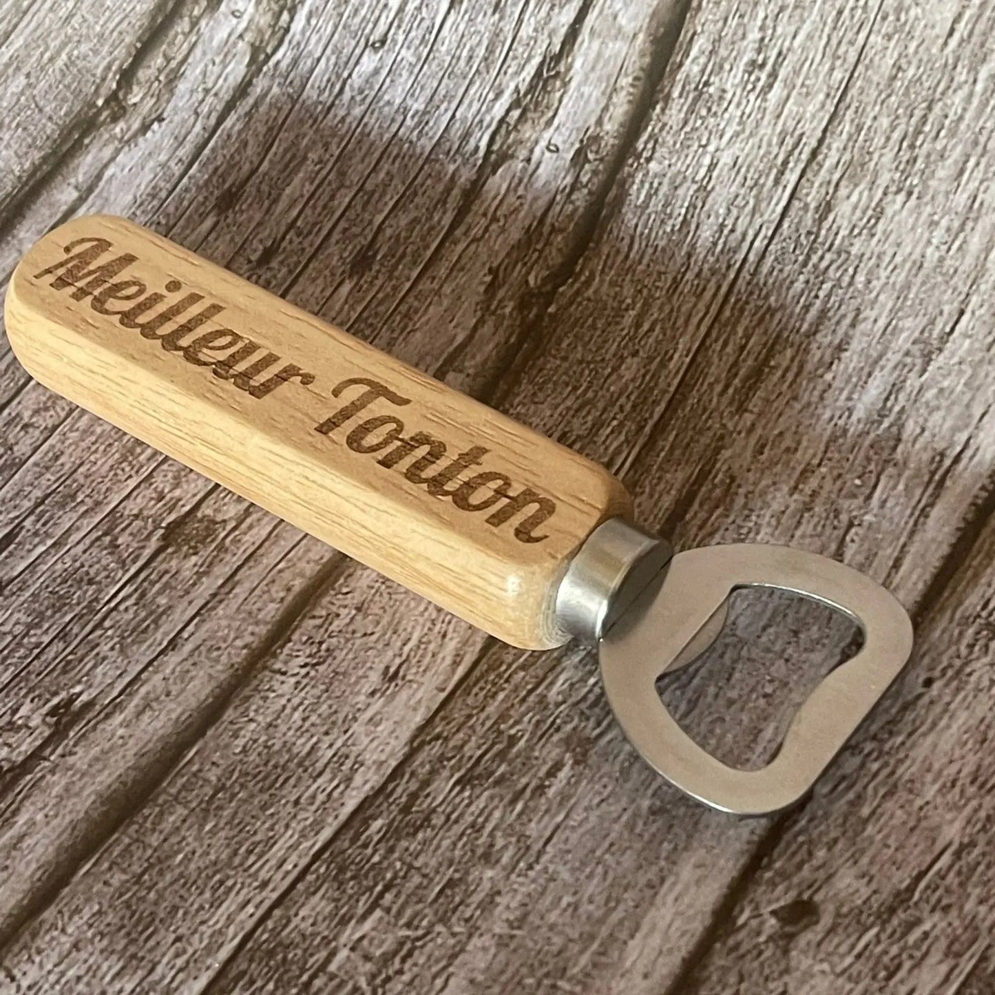 Décapsuleur robuste pour Tonton avec manche en bois ergonomique et tête en acier inoxydable.