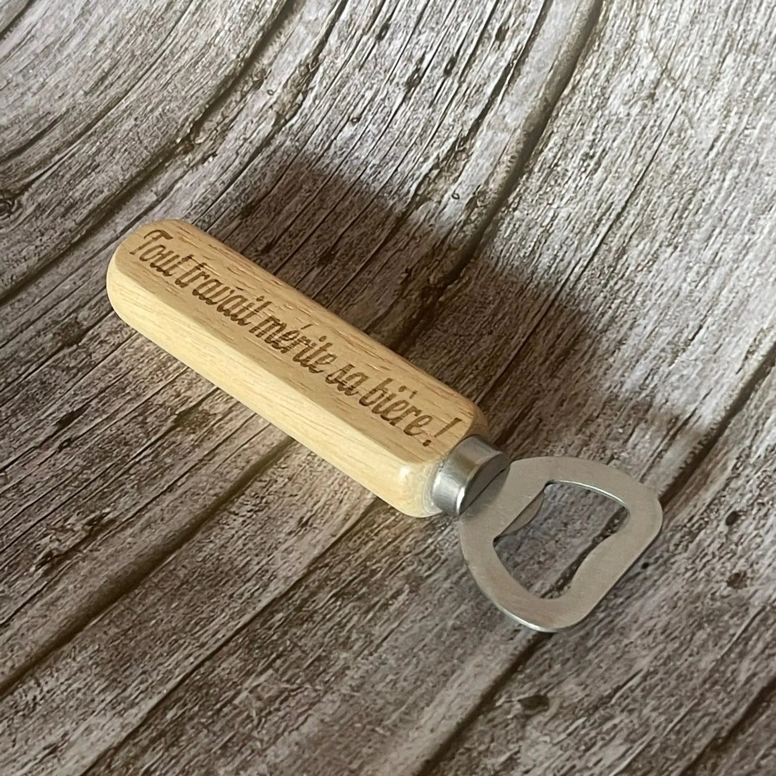 Décapsuleur robuste cadeau collègue avec manche en bois ergonomique et tête en acier inoxydable.