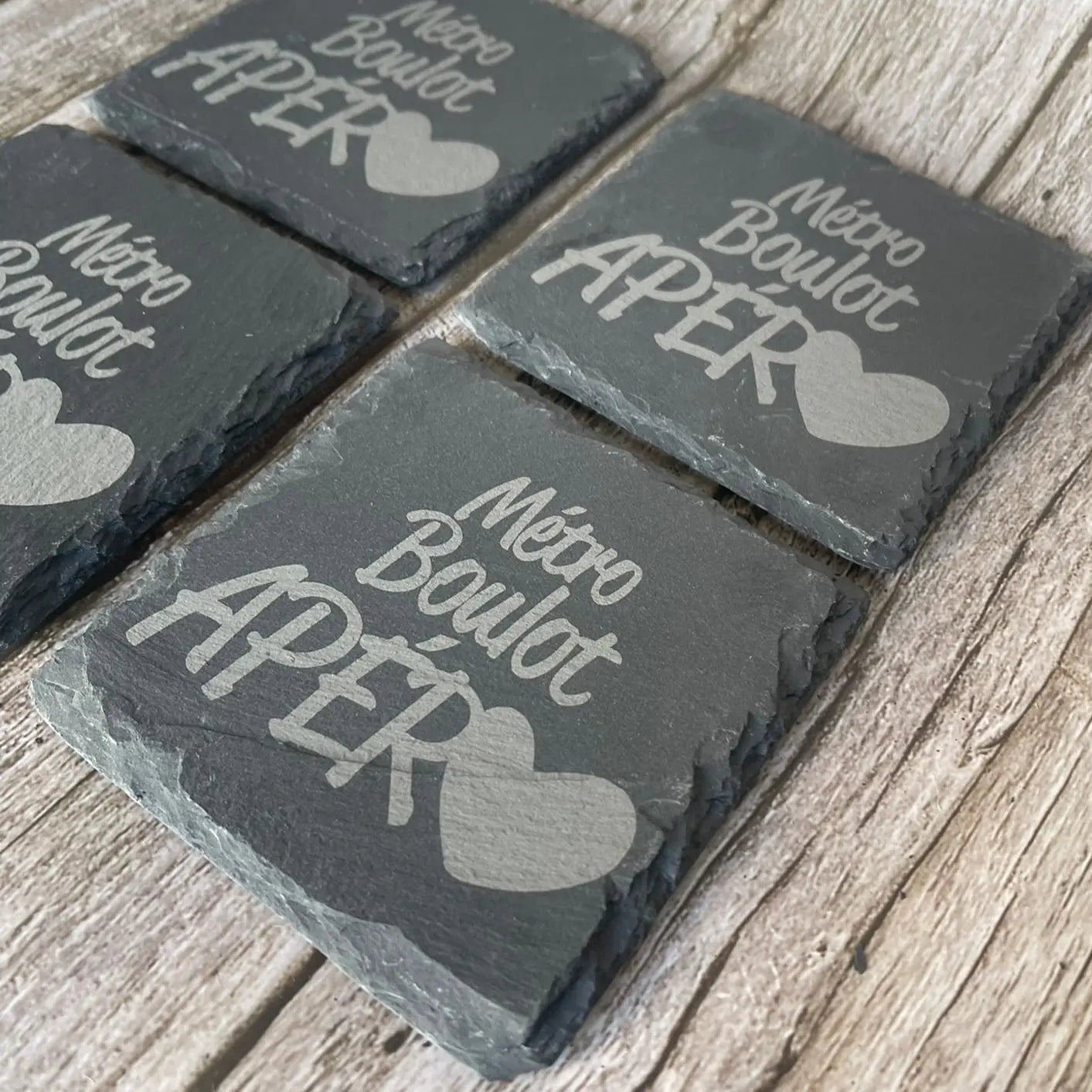 Design humour citation travail et apéro sur dessous de verre en ardoise