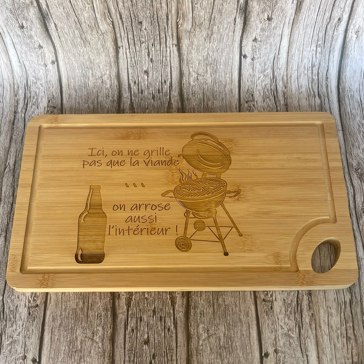Planche Bambou Gravée "Ici on ne grille pas que la viande... on arrose aussi l'intérieur !" – Cadeau Barbecue Humour