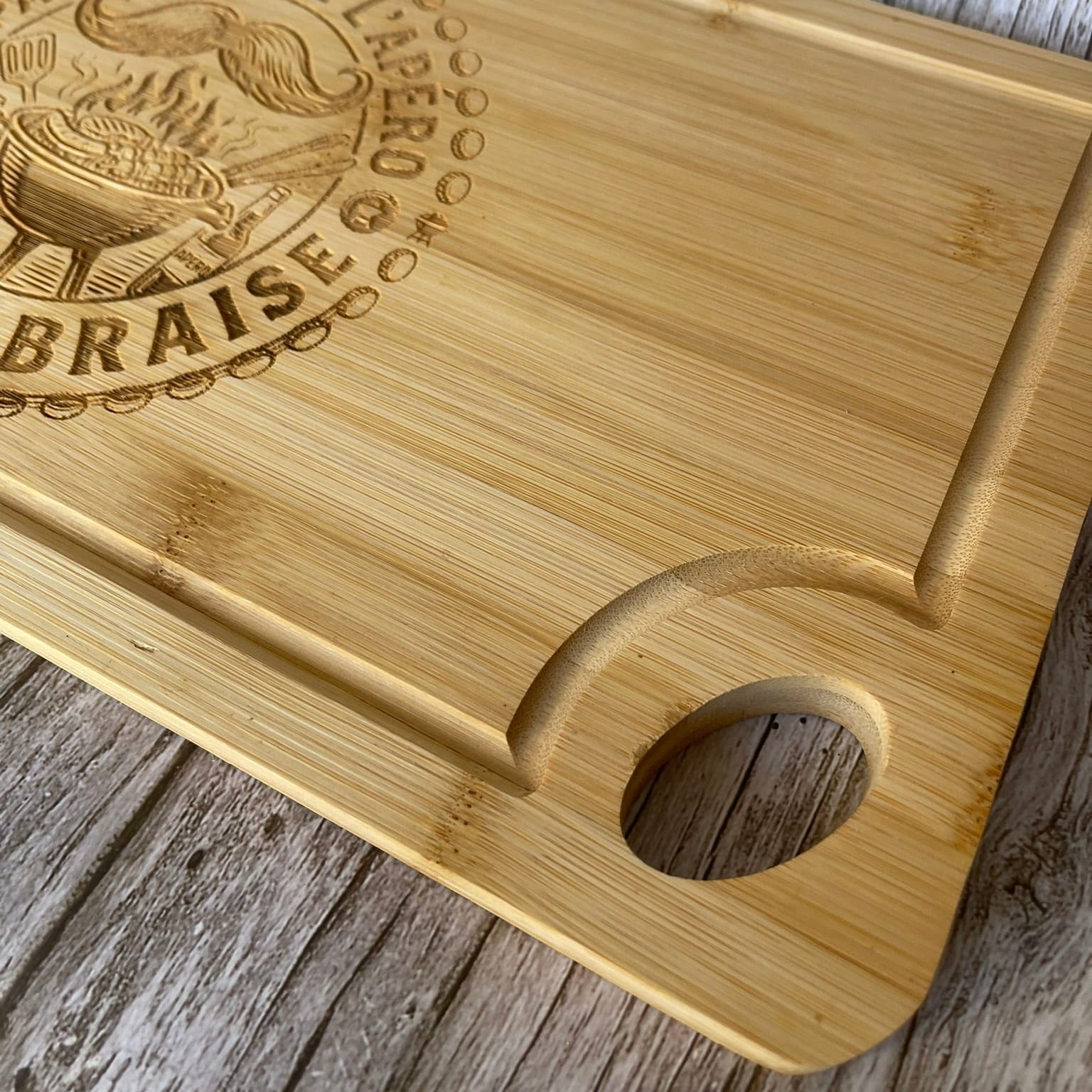Planche à découper bambou gravée "Papa Roi de l'Apéro et de la Braise" – Cadeau fête des pères Planche à découper / planche apéro Roussillon-Creations-Tautavel-66