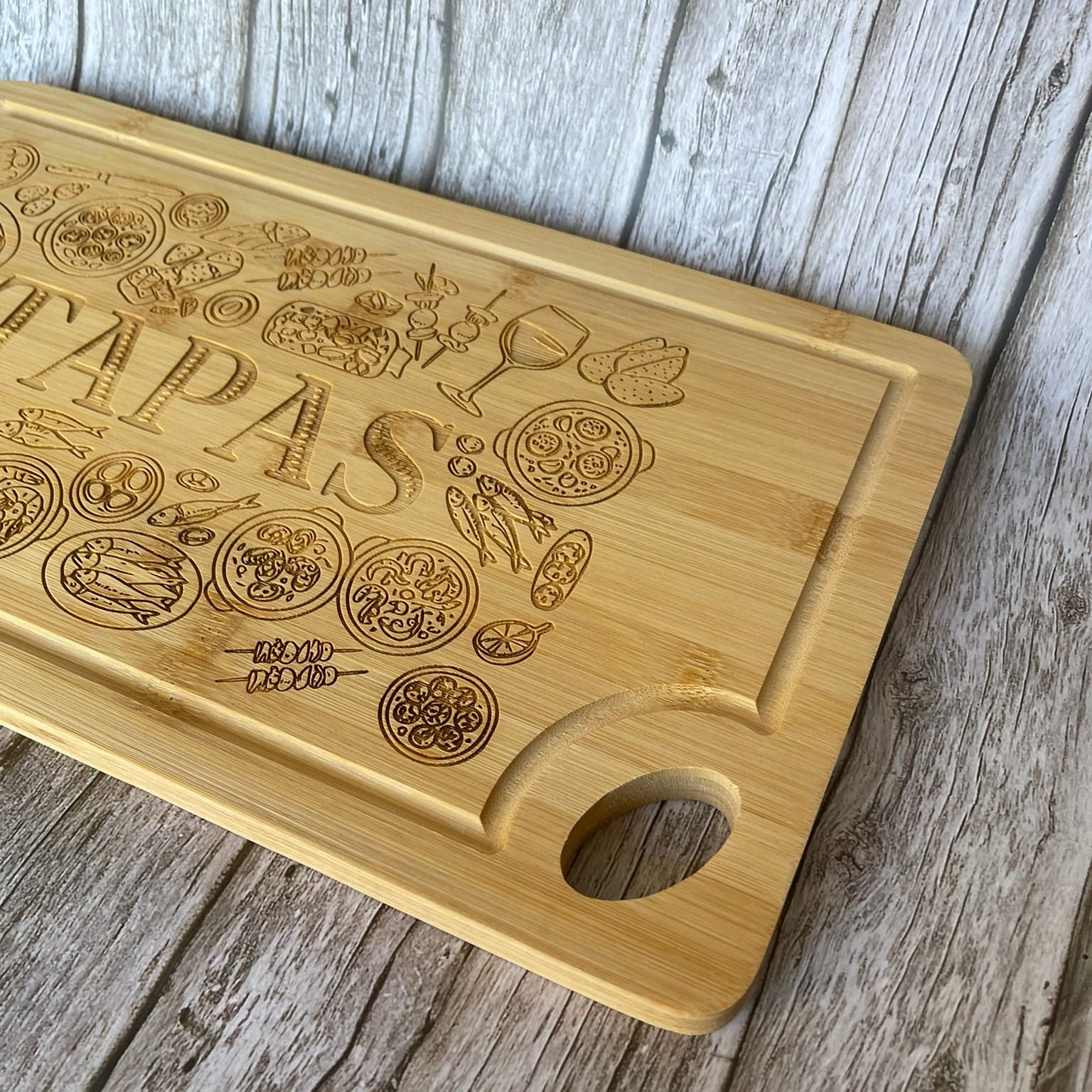 Planche à découper bambou gravée "Tapas" – Cadeau apéro original fabriqué en France Planche à découper / planche apéro Roussillon-Creations-Tautavel-66
