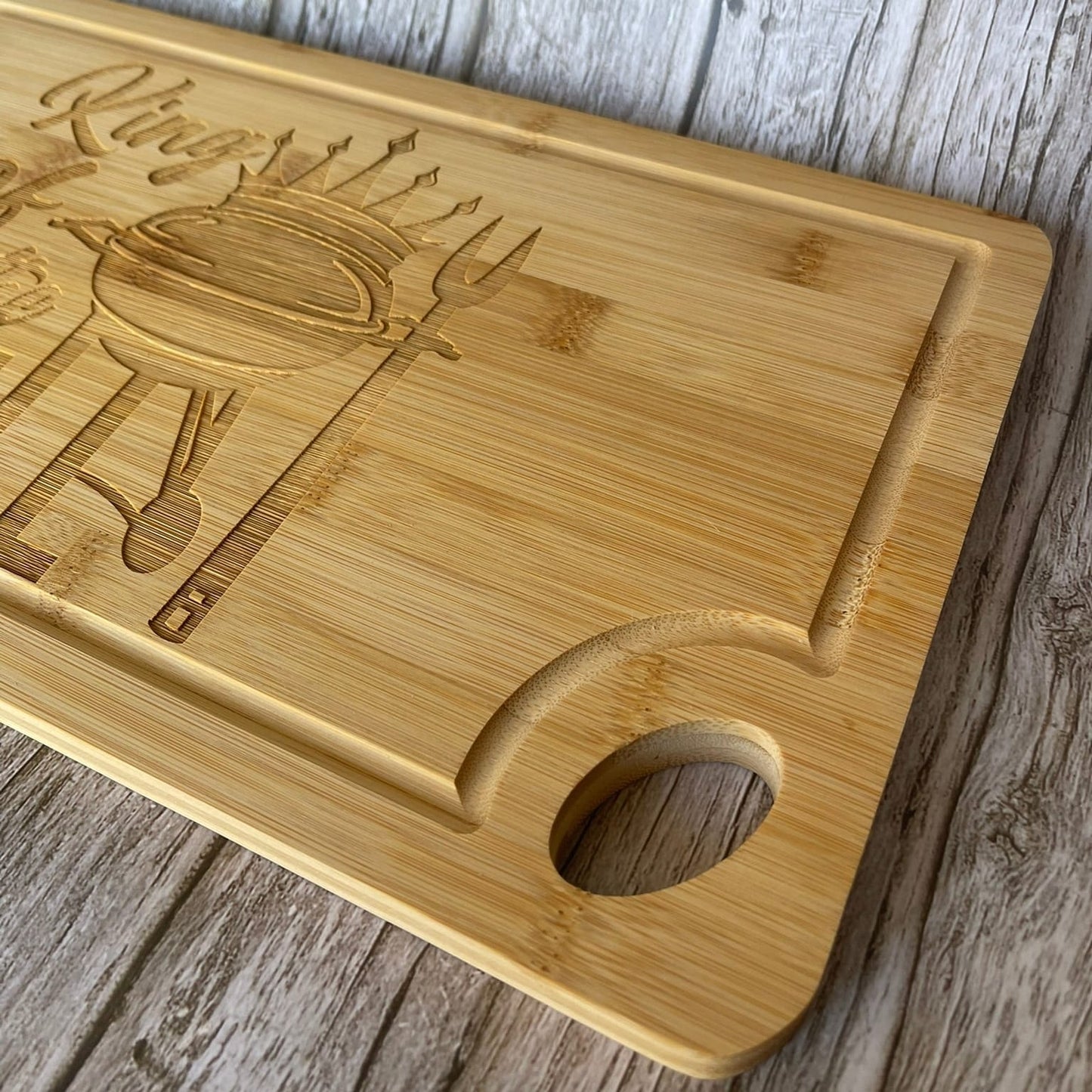 Planche à découper bambou gravée "King of the Grill" – Cadeau barbecue homme fabriqué en France Planche à découper / planche apéro Roussillon-Creations-Tautavel-66