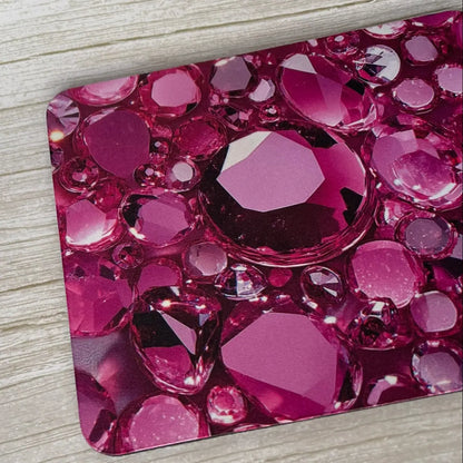 Gros plan sur la texture tissu et l'impression éclatante des diamants roses