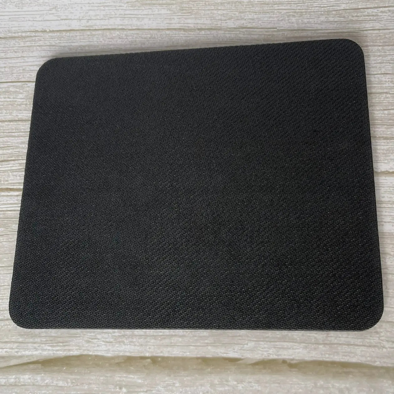 Base en caoutchouc noir antidérapant pour stabilité parfaite tapis de souris gamer