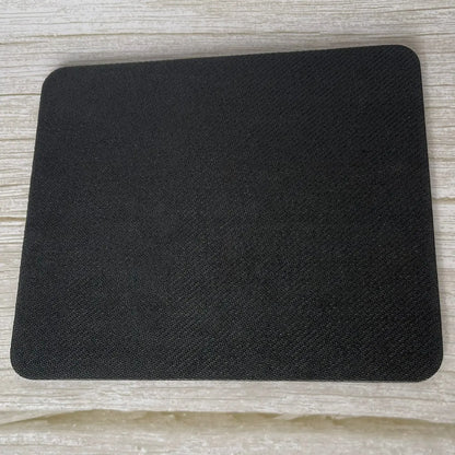 Base en caoutchouc noir antidérapant pour stabilité parfaite tapis de souris gamer