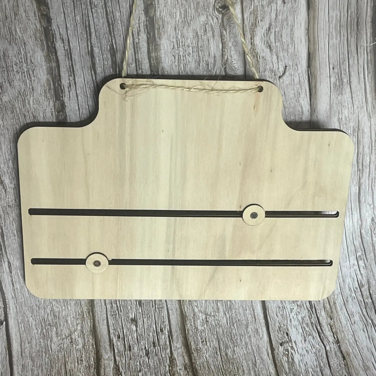 Vue de dos du compteur de score de pétanque en bois montrant la finition soignée et naturelle