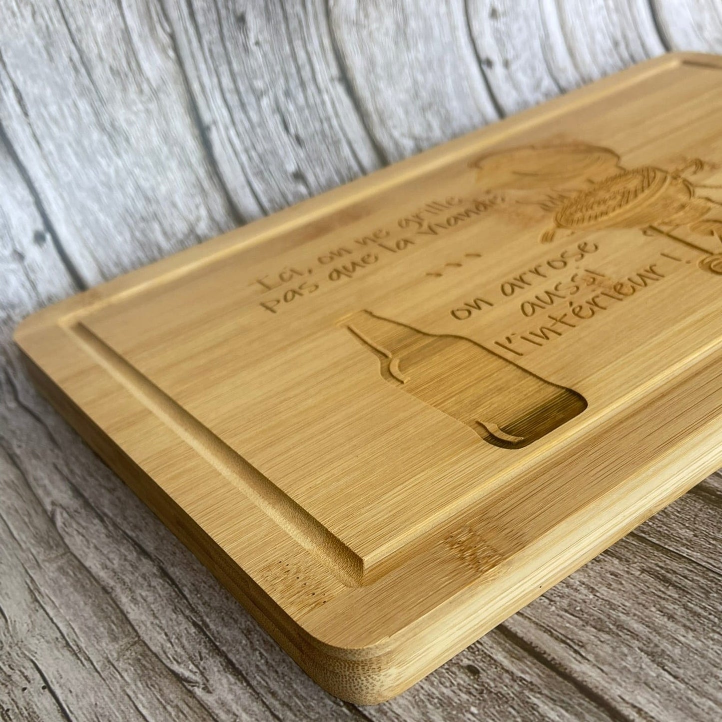 Planche Bambou Gravée "Ici on ne grille pas que la viande... on arrose aussi l'intérieur !" – Cadeau Barbecue Humour