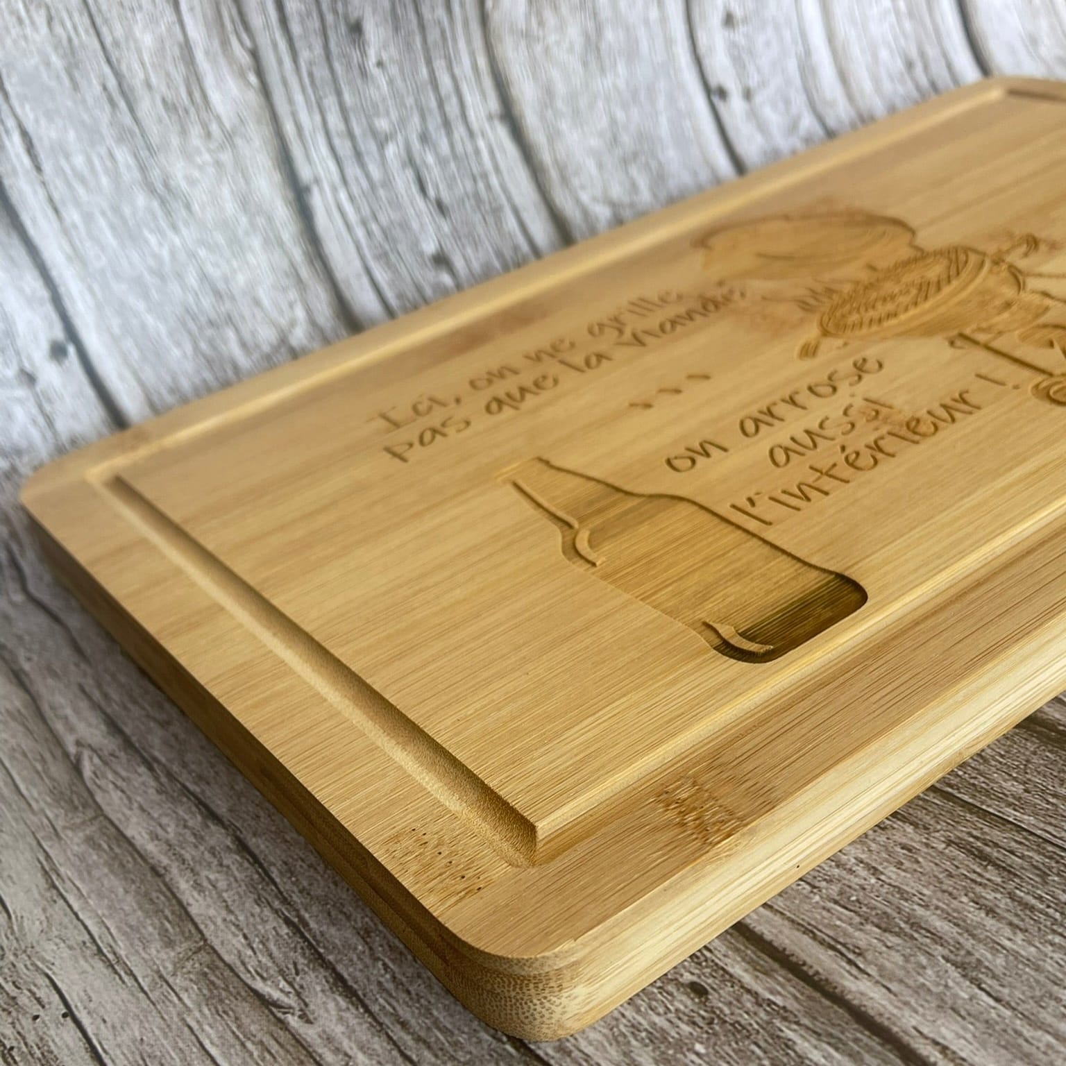 Planche Bambou Gravée "Ici on ne grille pas que la viande... on arrose aussi l'intérieur !" – Cadeau Barbecue Humour