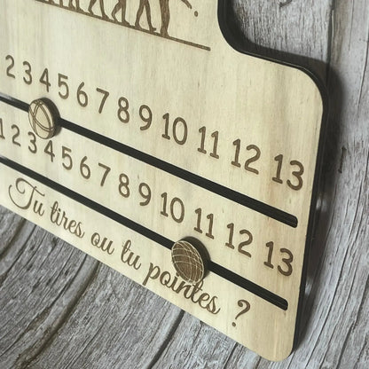 Détail de la gravure laser humoristique évolution de l'homme vers le joueur de pétanque sur bois