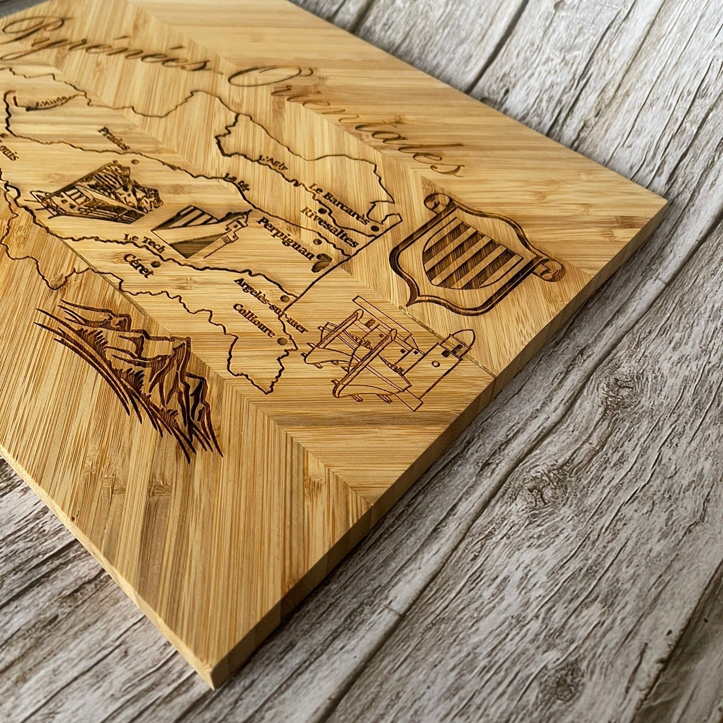 Gravure laser détaillée de la carte des Pyrénées-Orientales sur planche en bambou - Atelier Tautavel