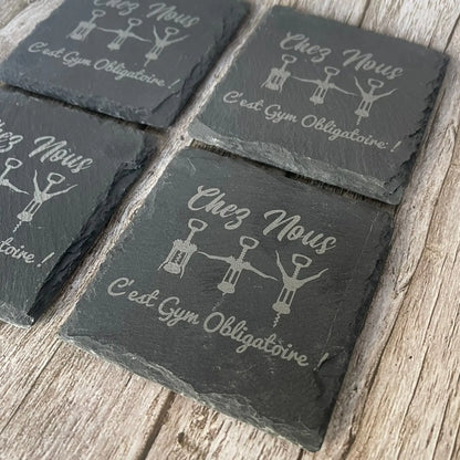 Détail de la gravure laser Gym Obligatoire sur ardoise naturelle - Atelier Tautavel