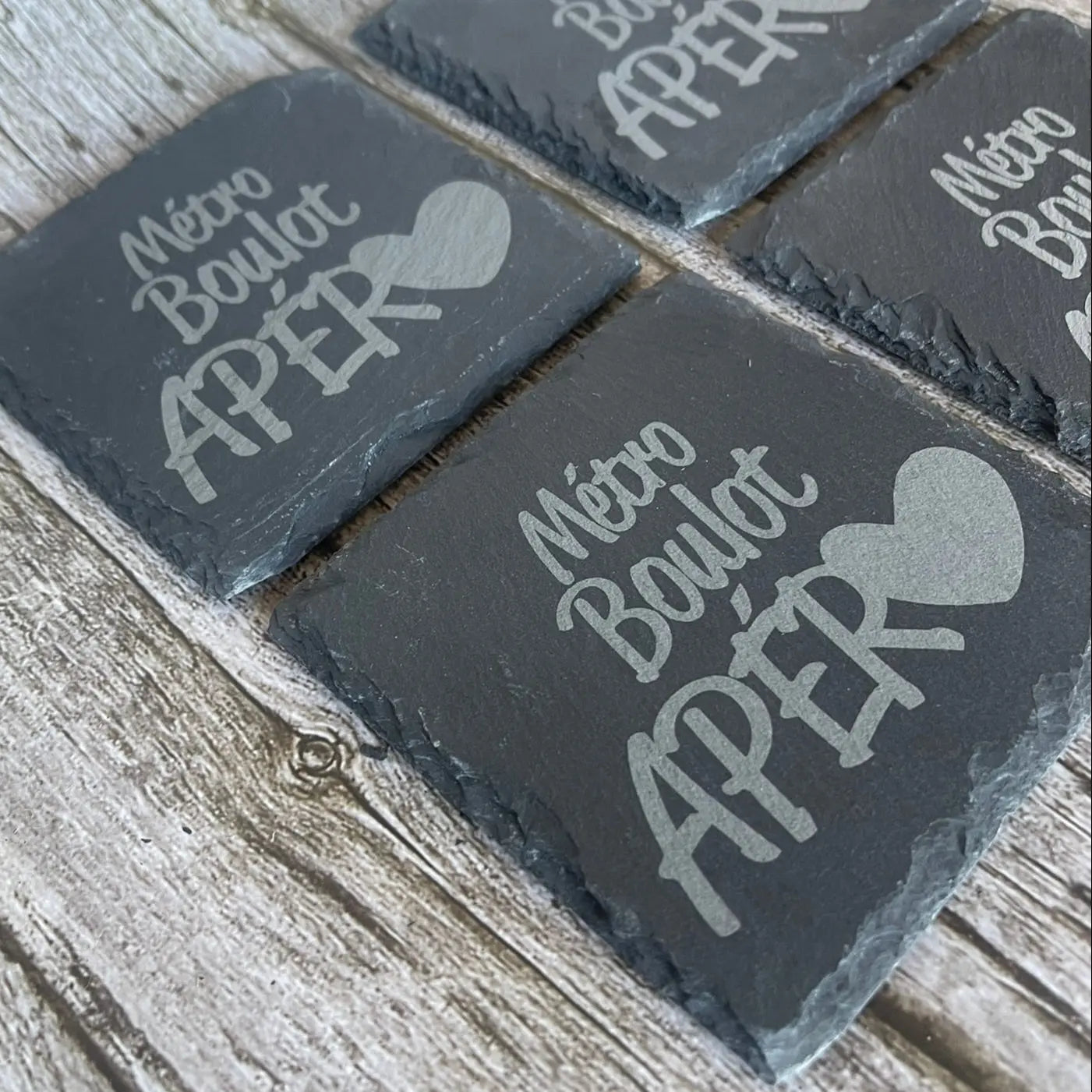 Détail de la gravure laser texte Métro Boulot Apéro sur ardoise naturelle - Atelier Tautavel