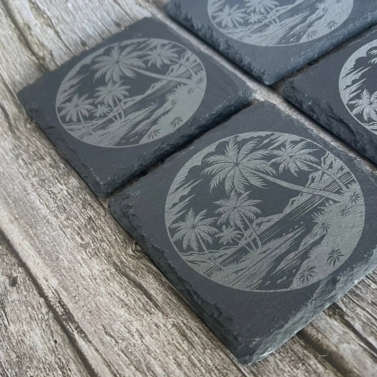 Détail de la gravure laser Palmiers sur ardoise naturelle brute - Atelier Tautavel