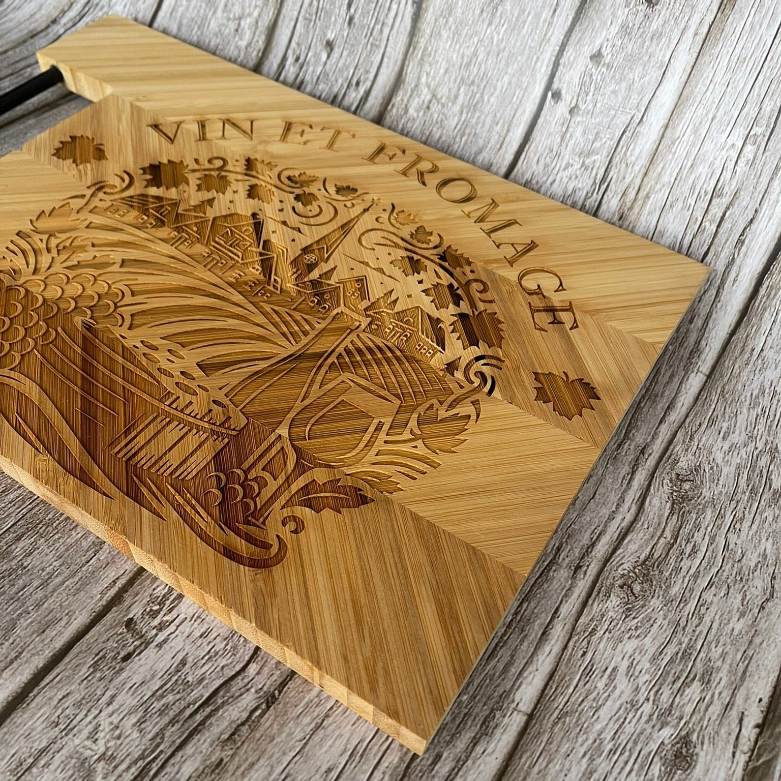 Gravure laser détaillée “Vin et Fromage” sur planche à découper en bambou - Atelier Tautavel
