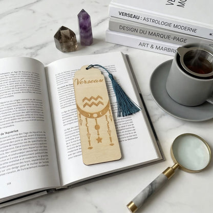 Marque-page astrologique Verseau en bois gravé – Signe du zodiaque