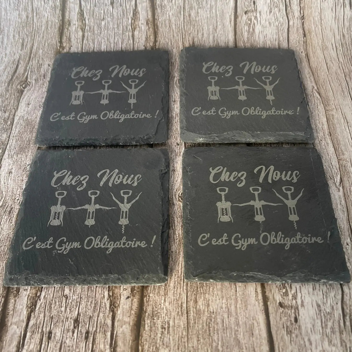 Lot de 4 dessous de verre carrés en ardoise motif Gym Obligatoire vue de dessus