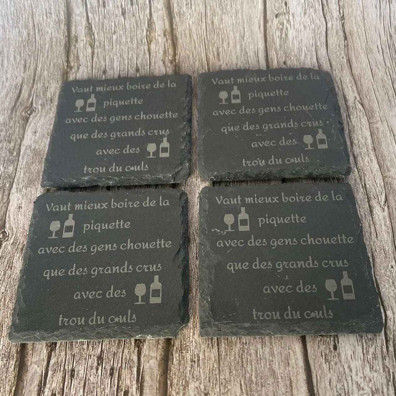 Lot de 4 dessous de verre carrés en ardoise citation humour vin et amis vue de dessus