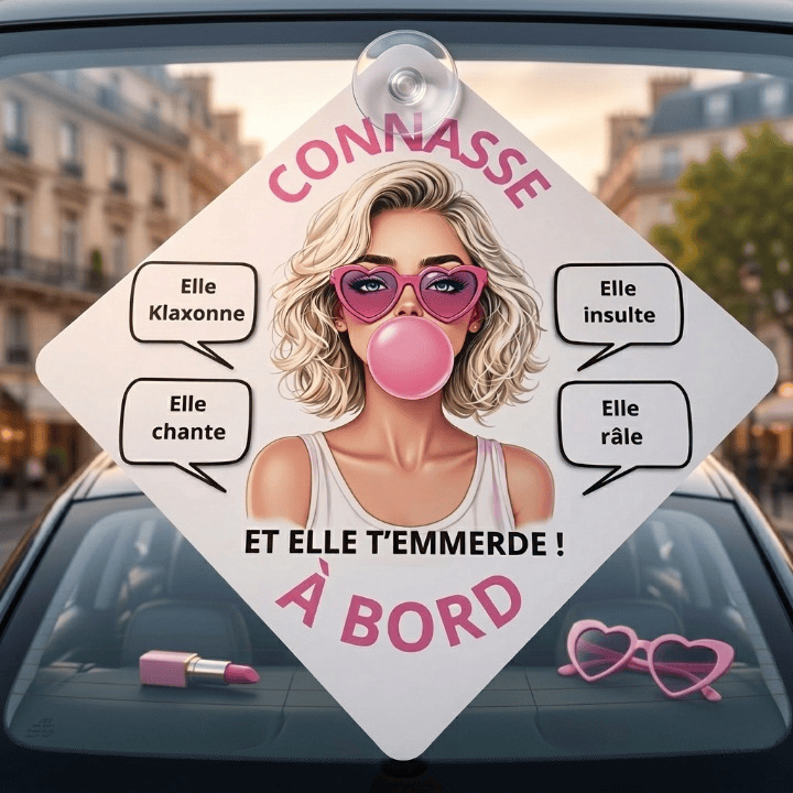 Plaque Voiture Humour – "Connasse à Bord" – Illustration Pin-Up Blonde – Pancarte 14×14 cm avec Ventouse