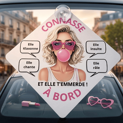 Plaque Voiture Humour – "Connasse à Bord" – Illustration Pin-Up Blonde – Pancarte 14×14 cm avec Ventouse
