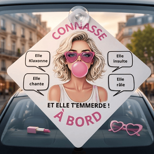 Plaque Voiture Humour – "Connasse à Bord" – Illustration Pin-Up Blonde – Pancarte 14×14 cm avec Ventouse