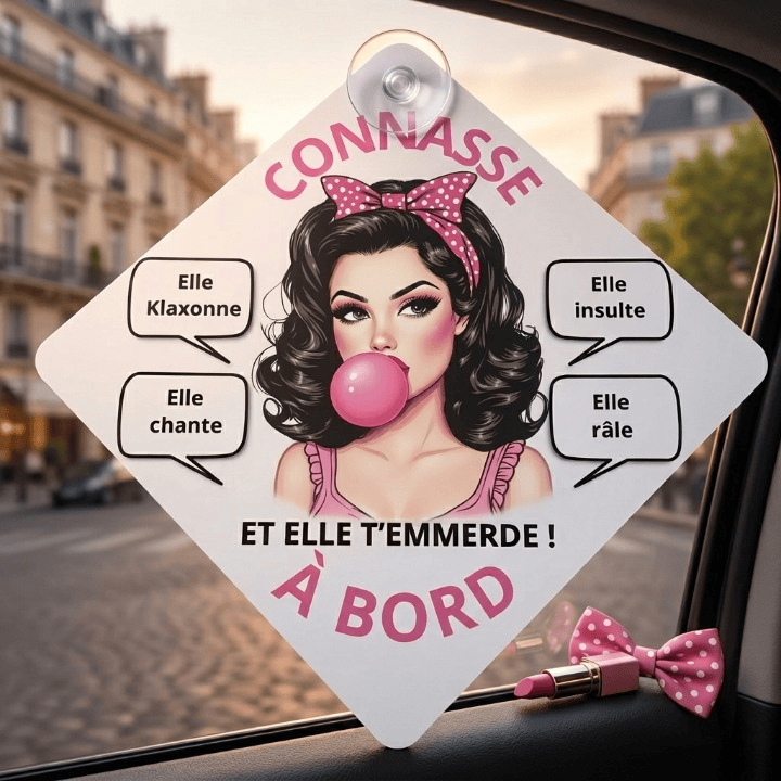 Plaque Voiture Humour – "Connasse à Bord" – Illustration Pin-Up Brune – Pancarte 14×14 cm avec Ventouse