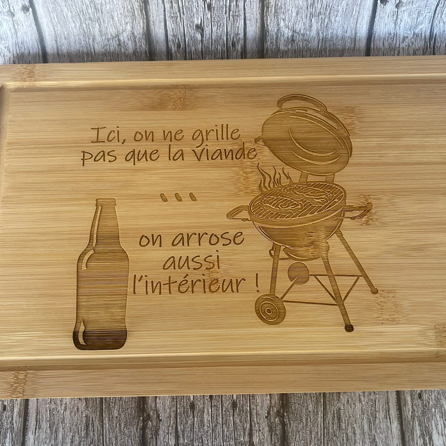 Planche Bambou Gravée "Ici on ne grille pas que la viande... on arrose aussi l'intérieur !" – Cadeau Barbecue Humour