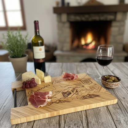 Planche à découper et apéro en bambou gravée de la carte des Pyrénées-Orientales avec fromage et vin