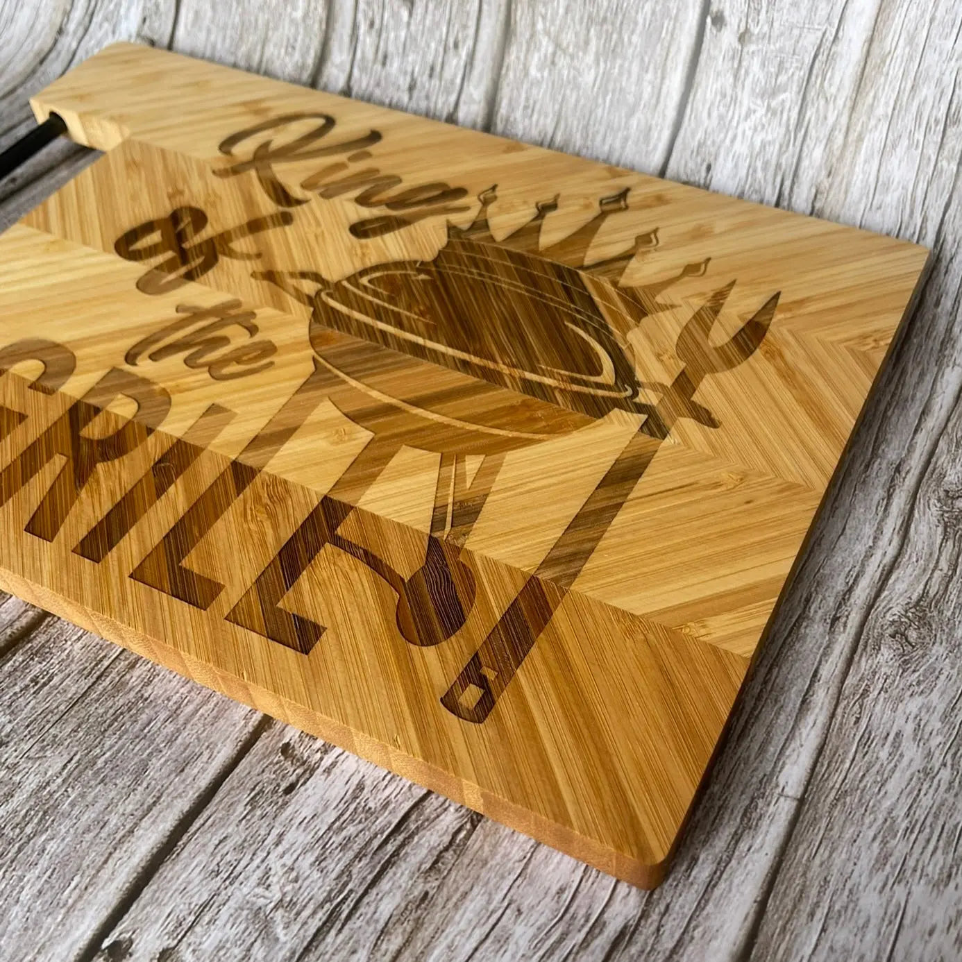Planche à découper en bambou gravée – King of the Grill ROUSSILLON CRÉATIONS