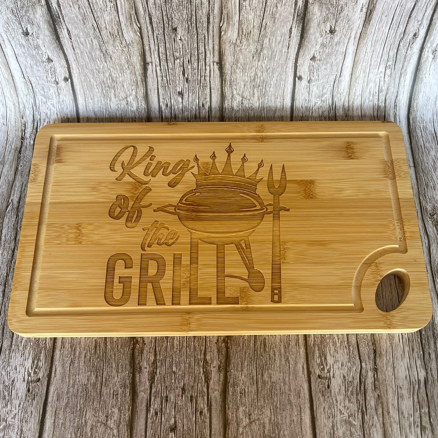 Planche à découper bambou gravée "King of the Grill" – Cadeau barbecue homme fabriqué en France Planche à découper / planche apéro Roussillon-Creations-Tautavel-66