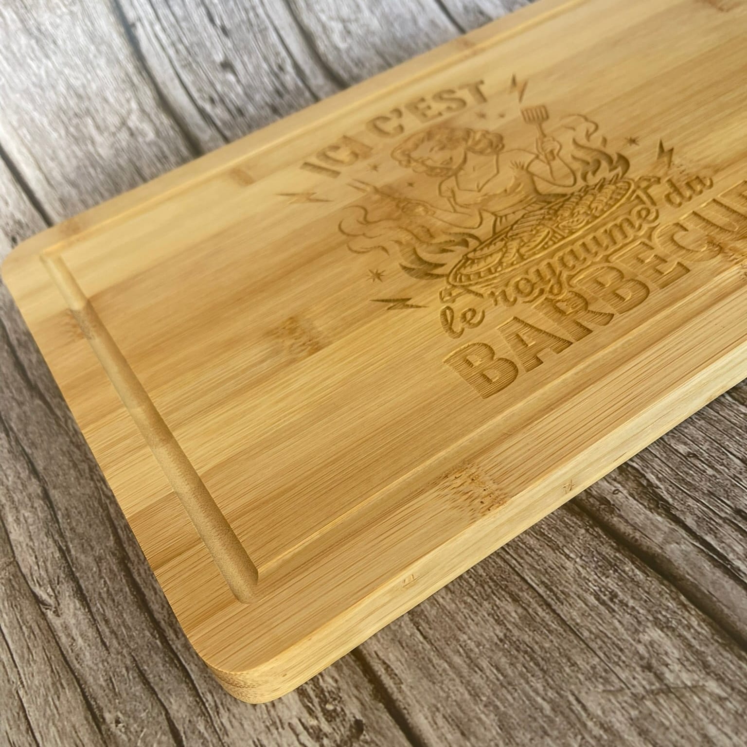 Planche Bambou Gravée "Ici c'est le Royaume du Barbecue" – Cadeau Barbecue Pin-Up Rétro