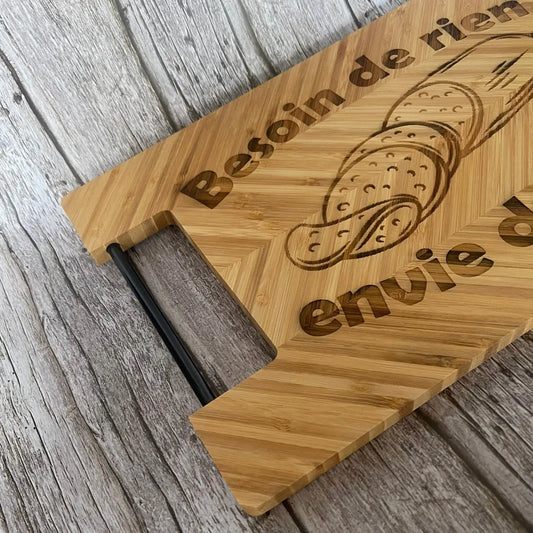Planche à découper en bambou gravée – Besoin de rien, envie de gras ! ROUSSILLON CRÉATIONS