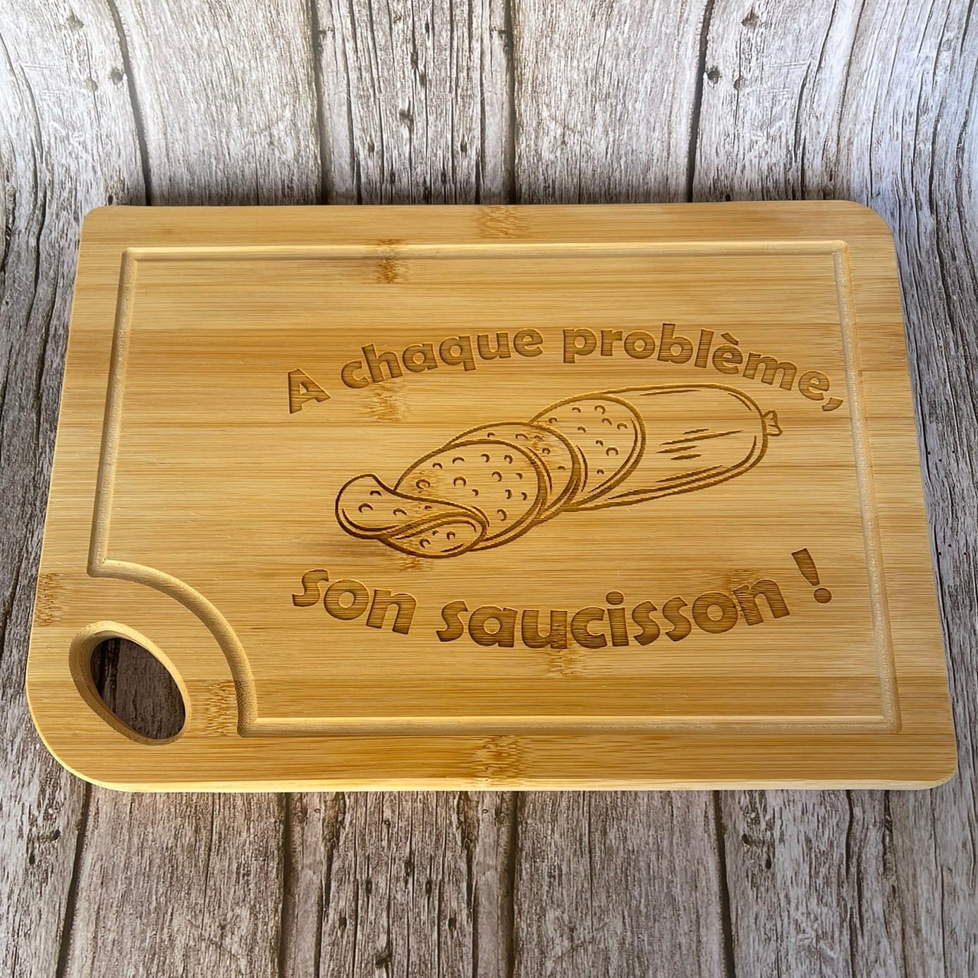 Planche à Découper Bambou Gravée – À chaque problème son saucisson ! Planche à découper / planche apéro Roussillon-Creations-Tautavel-66