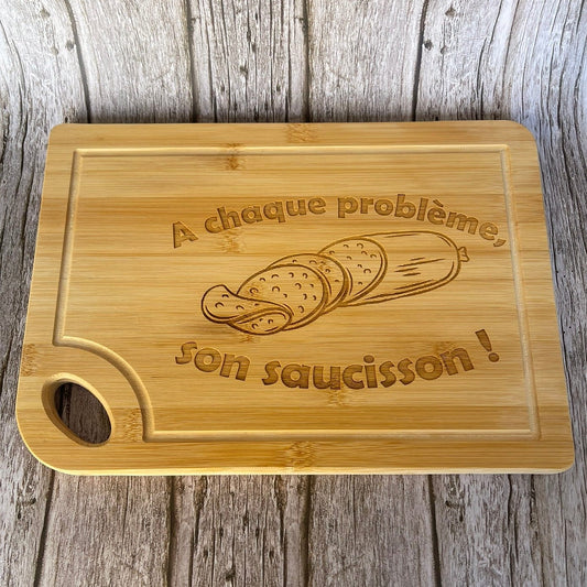 Planche à Découper Bambou Gravée – À chaque problème son saucisson ! Planche à découper / planche apéro Roussillon-Creations-Tautavel-66