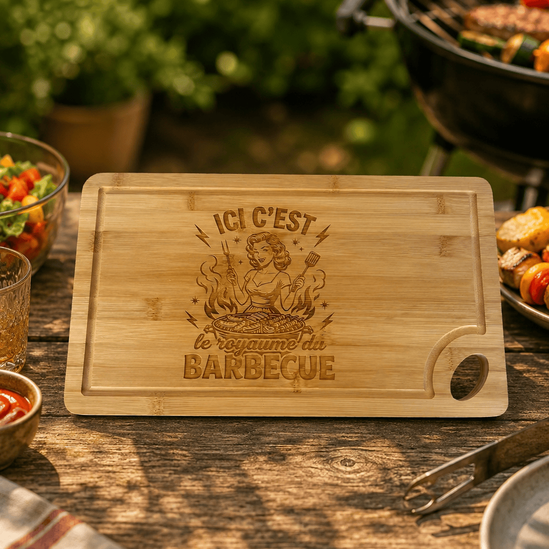 Planche Bambou Gravée "Ici c'est le Royaume du Barbecue" – Cadeau Barbecue Pin-Up Rétro