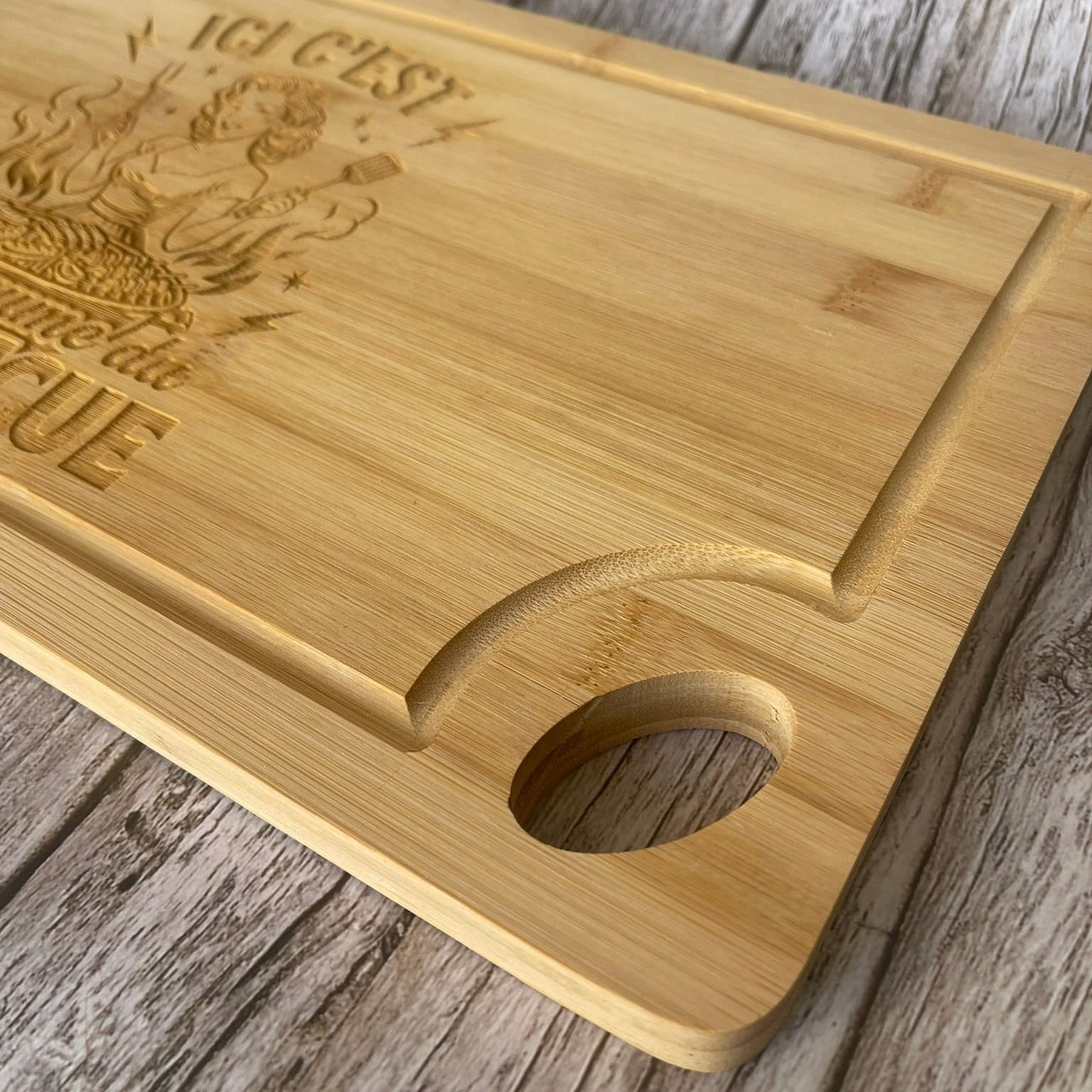 Planche Bambou Gravée "Ici c'est le Royaume du Barbecue" – Cadeau Barbecue Pin-Up Rétro