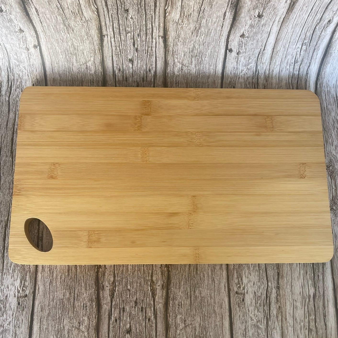 Planche Bambou Gravée "Ici c'est le Royaume du Barbecue" – Cadeau Barbecue Pin-Up Rétro