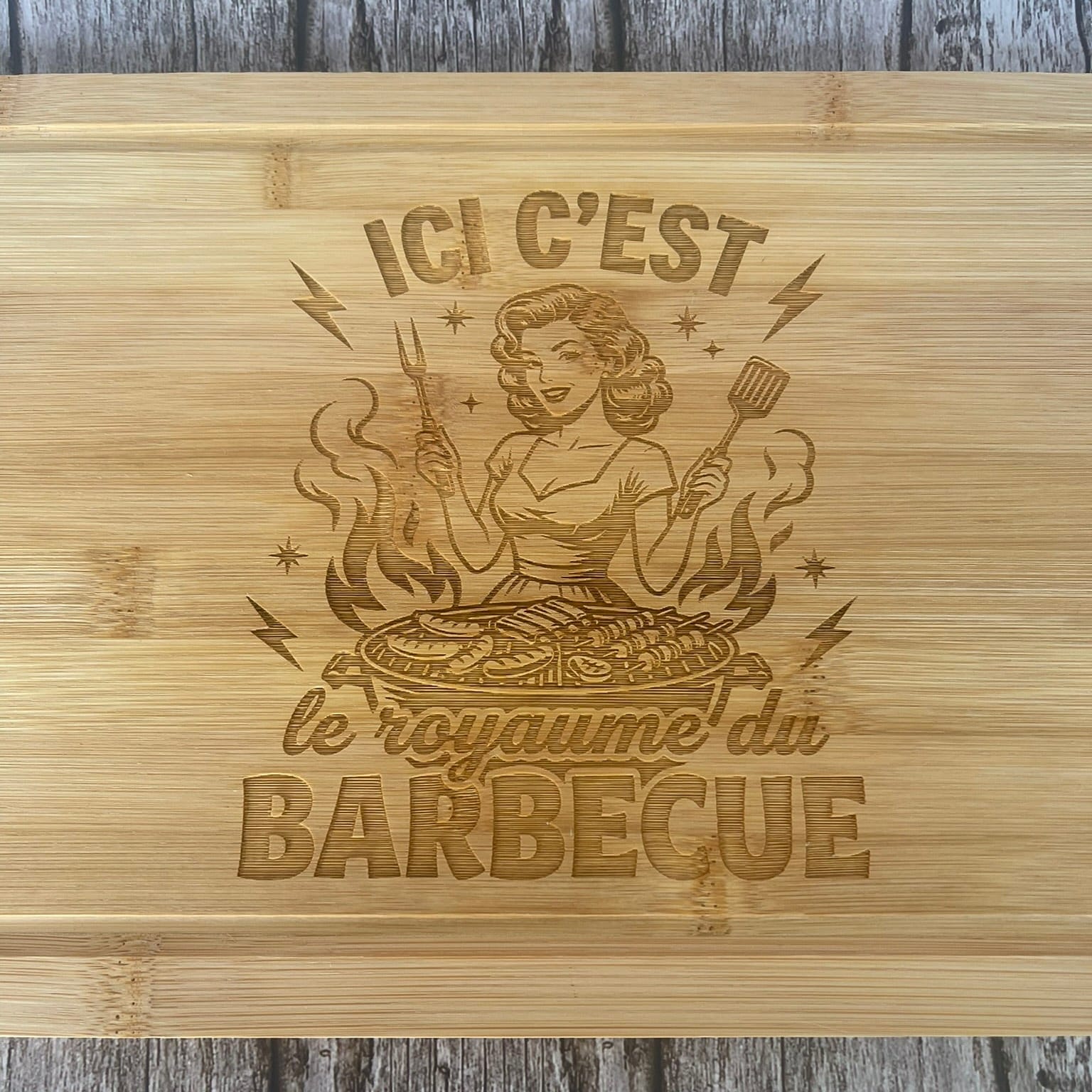 Planche Bambou Gravée "Ici c'est le Royaume du Barbecue" – Cadeau Barbecue Pin-Up Rétro