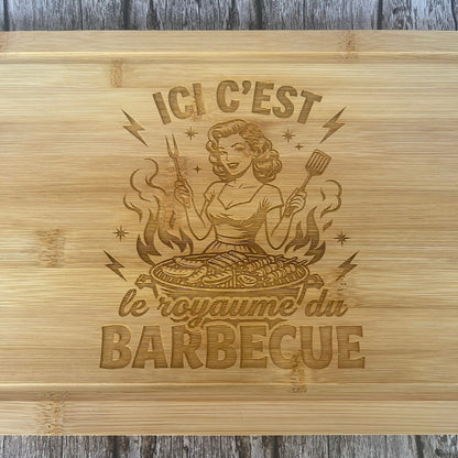 Planche Bambou Gravée "Ici c'est le Royaume du Barbecue" – Cadeau Barbecue Pin-Up Rétro
