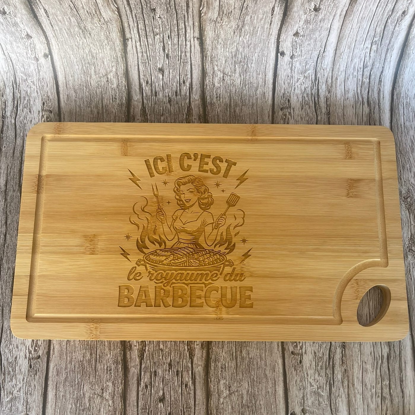 Planche Bambou Gravée "Ici c'est le Royaume du Barbecue" – Cadeau Barbecue Pin-Up Rétro