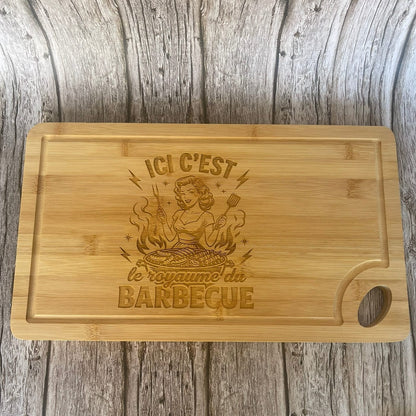 Planche Bambou Gravée "Ici c'est le Royaume du Barbecue" – Cadeau Barbecue Pin-Up Rétro