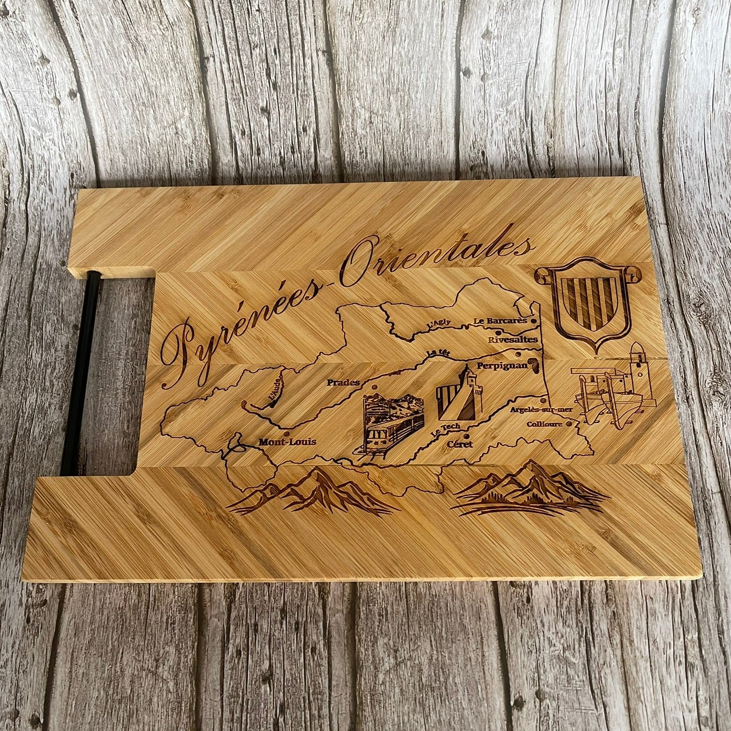 Planche à découper en bambou gravée de la carte des Pyrénées-Orientales vue de dessus
