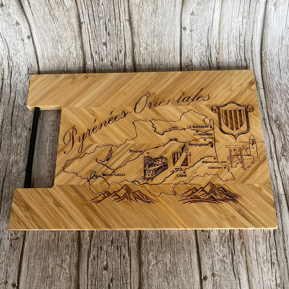 Planche à découper en bambou gravée de la carte des Pyrénées-Orientales vue de dessus