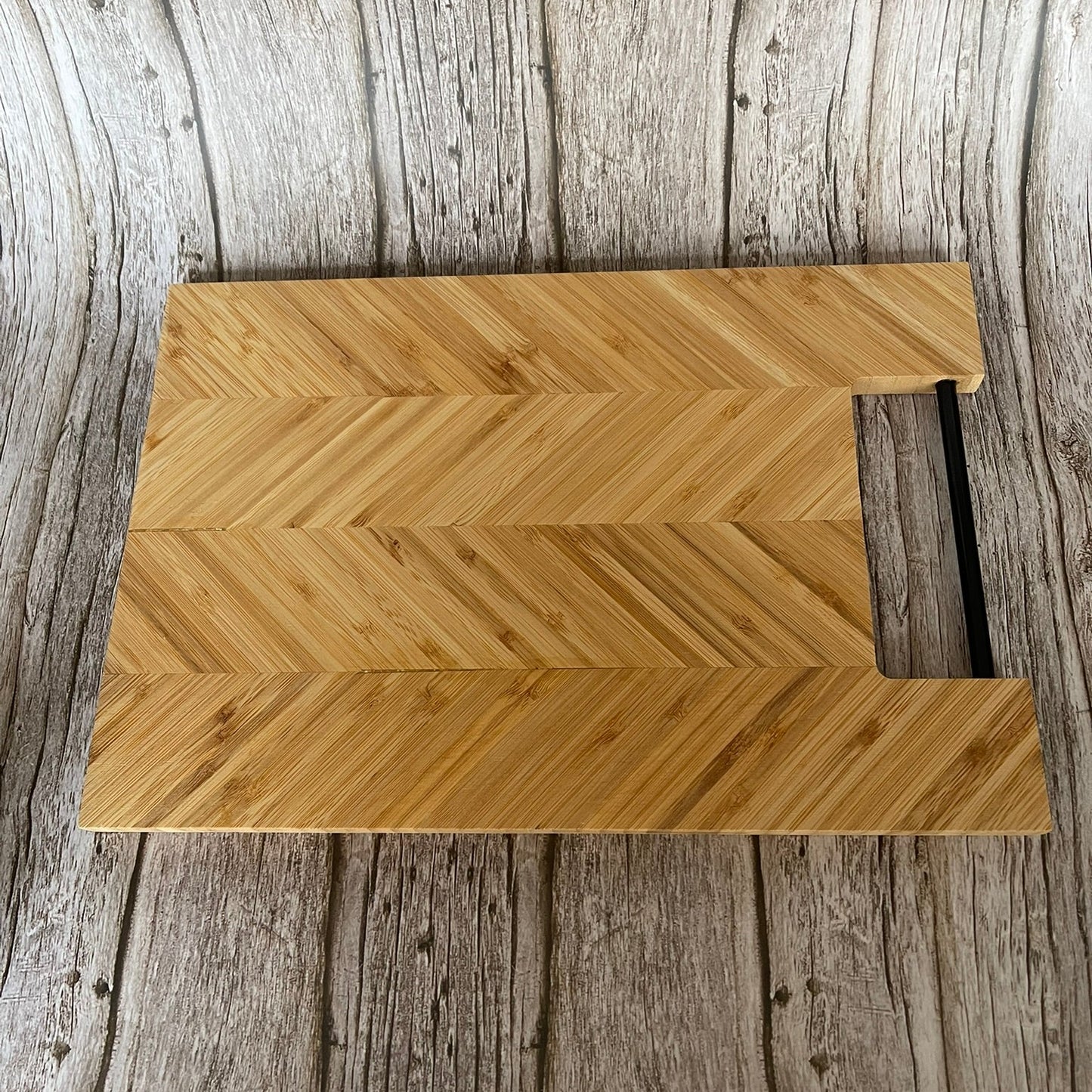 Dos lisse d’une planche à découper en bambou avec poignée intégrée