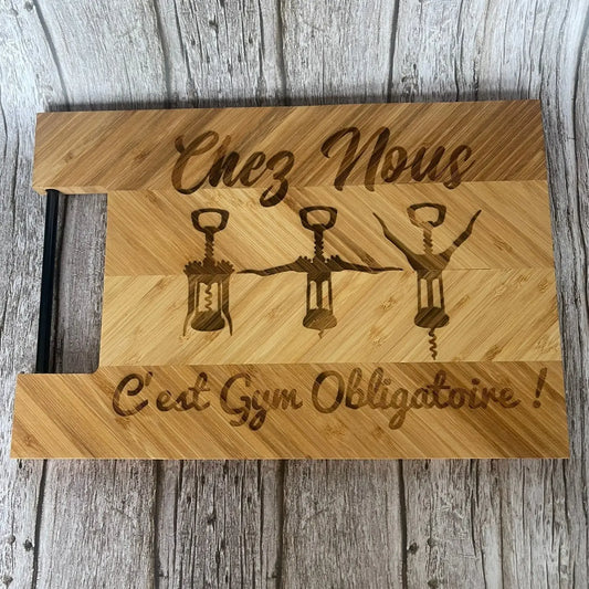 Planche à découper en bambou gravée – Chez nous c’est gym obligatoire ! ROUSSILLON CRÉATIONS