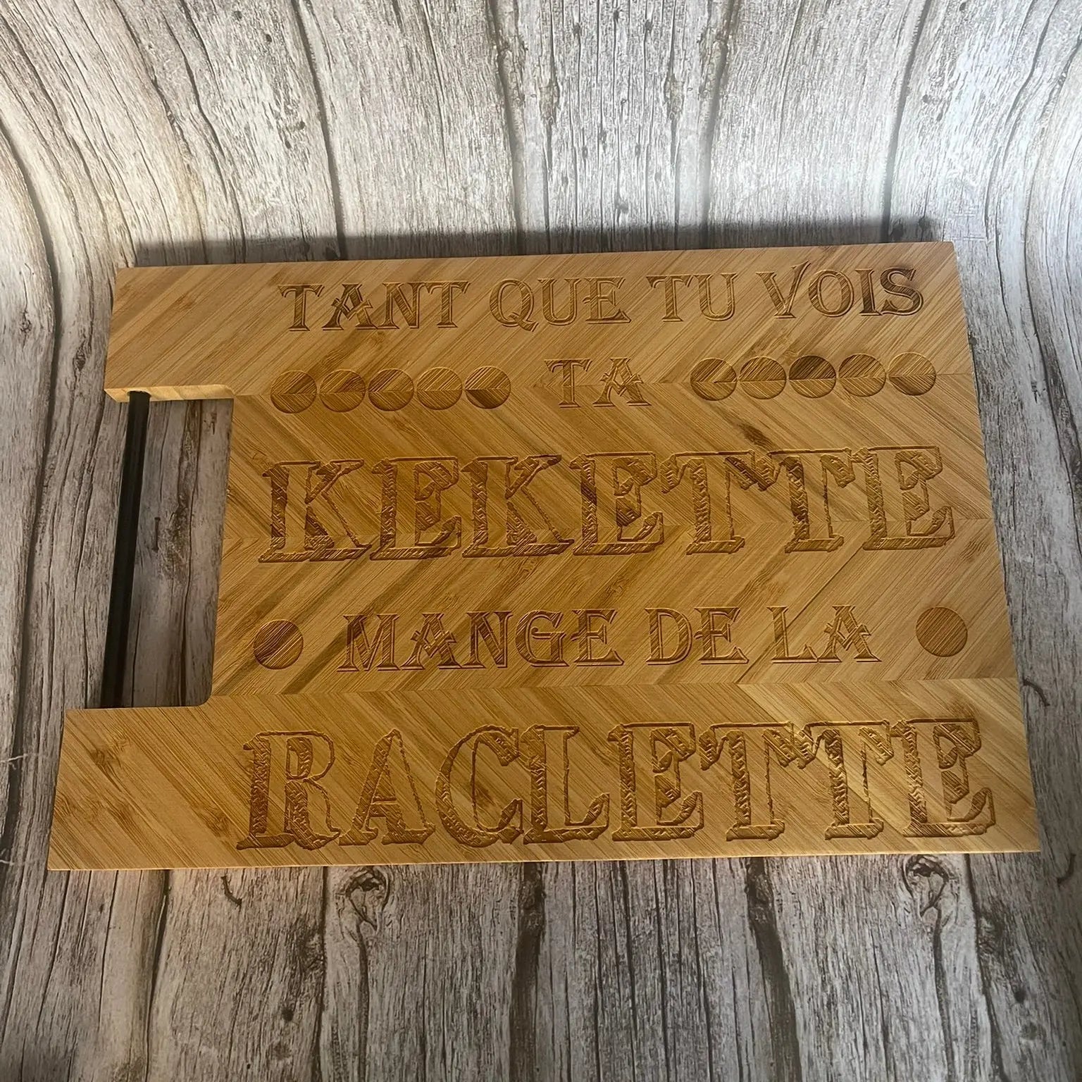 Planche à découper en bambou gravée – Tant que tu vois ta kekette mange de la raclette Planche à découper / planche apéro Roussillon-Creations-Tautavel-66