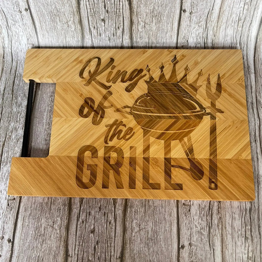 Planche à découper en bambou gravée – King of the Grill ROUSSILLON CRÉATIONS