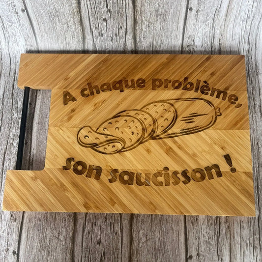 Planche à découper en bambou gravée – À chaque problème, son saucisson ! ROUSSILLON CRÉATIONS