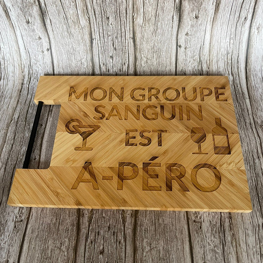 Planche à découper en bambou gravée humour “Groupe sanguin : Apéro” vue de dessus