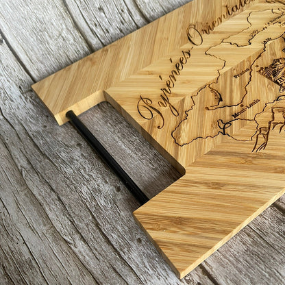 Détail de la poignée en métal et de l’épaisseur d’une planche à découper en bambou